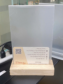 Standee để bàn đế đen